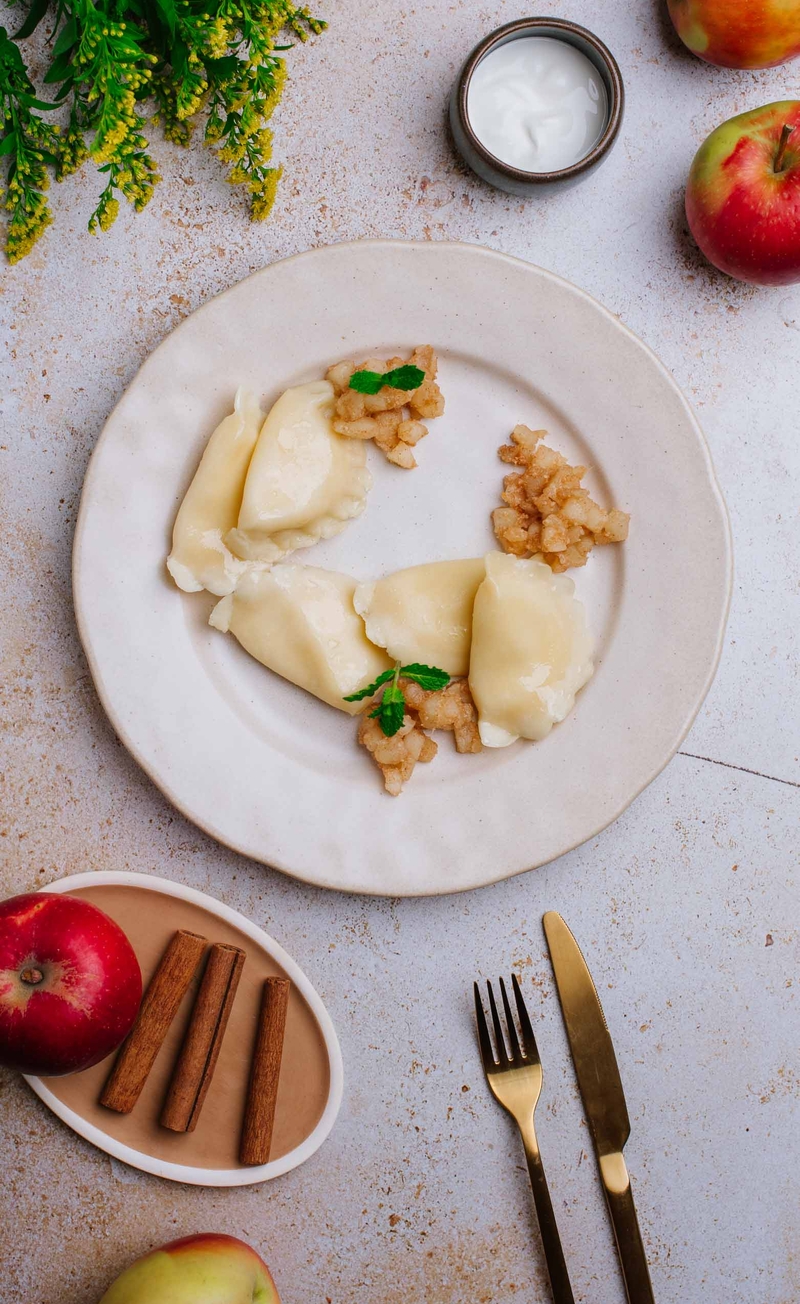 Pierogi z serem na słodko, kwaśna śmietana, prażone jabłka z cynamonem