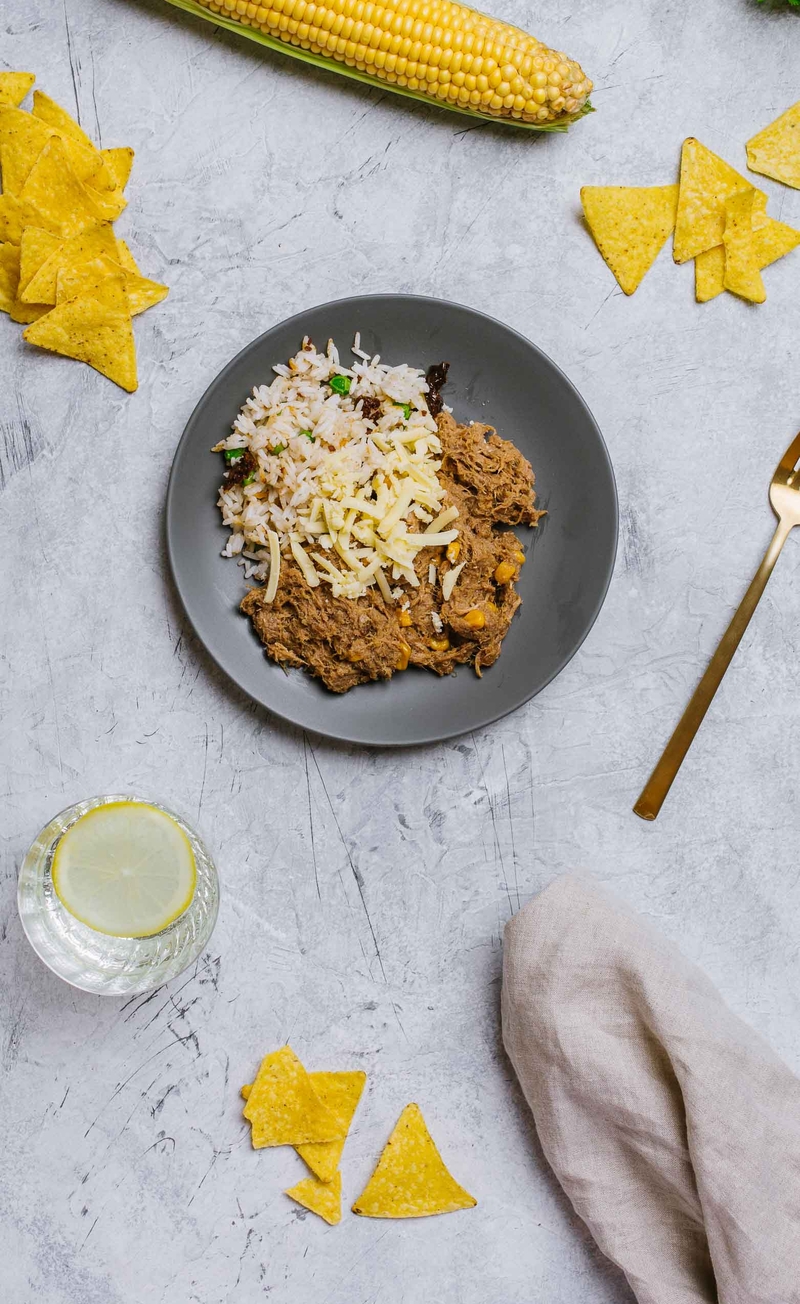 Szarpana wieprzowina w sosie jerk z kukurydzą i serem cheddar, ryż jaśminowy z groszkiem i suszonymi pomidorami