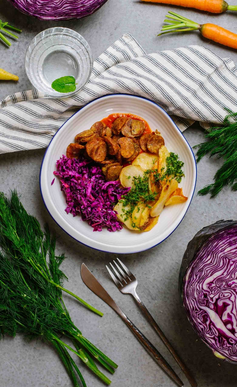 Currywurst z pomidorowym sosem, talarki ziemniaczane, coleslaw z czerwonej kapusty
