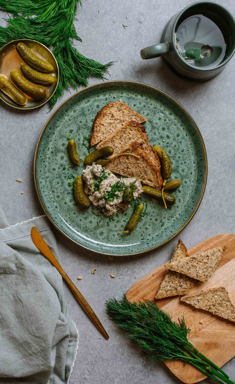 Rillettes z makreli, chleb bezglutenowy z ziarnami, marynowane ogórki i kapary