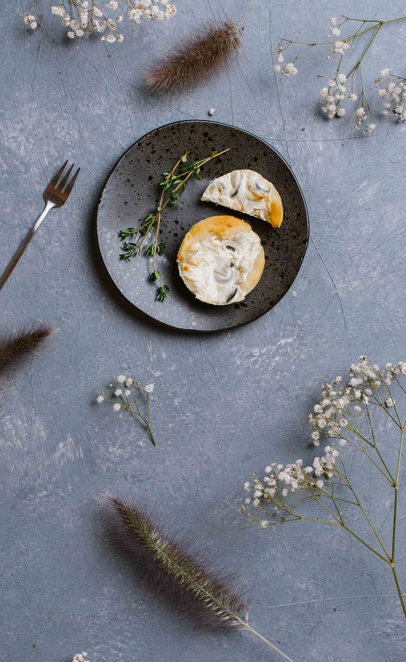 Mini tarta z karczochami i czarnymi oliwkami