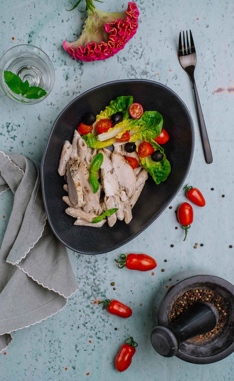 Penne z kurczakiem w sosie śmietanowym z anchois, sałata rzymska z pomidorkami i czarnymi oliwkami