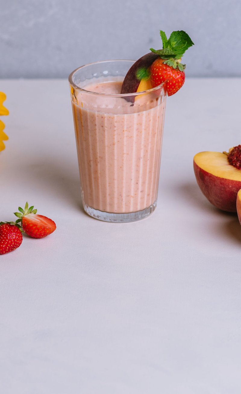 Koktajl: brzoskwinia, truskawka, mango, jogurt naturalny
