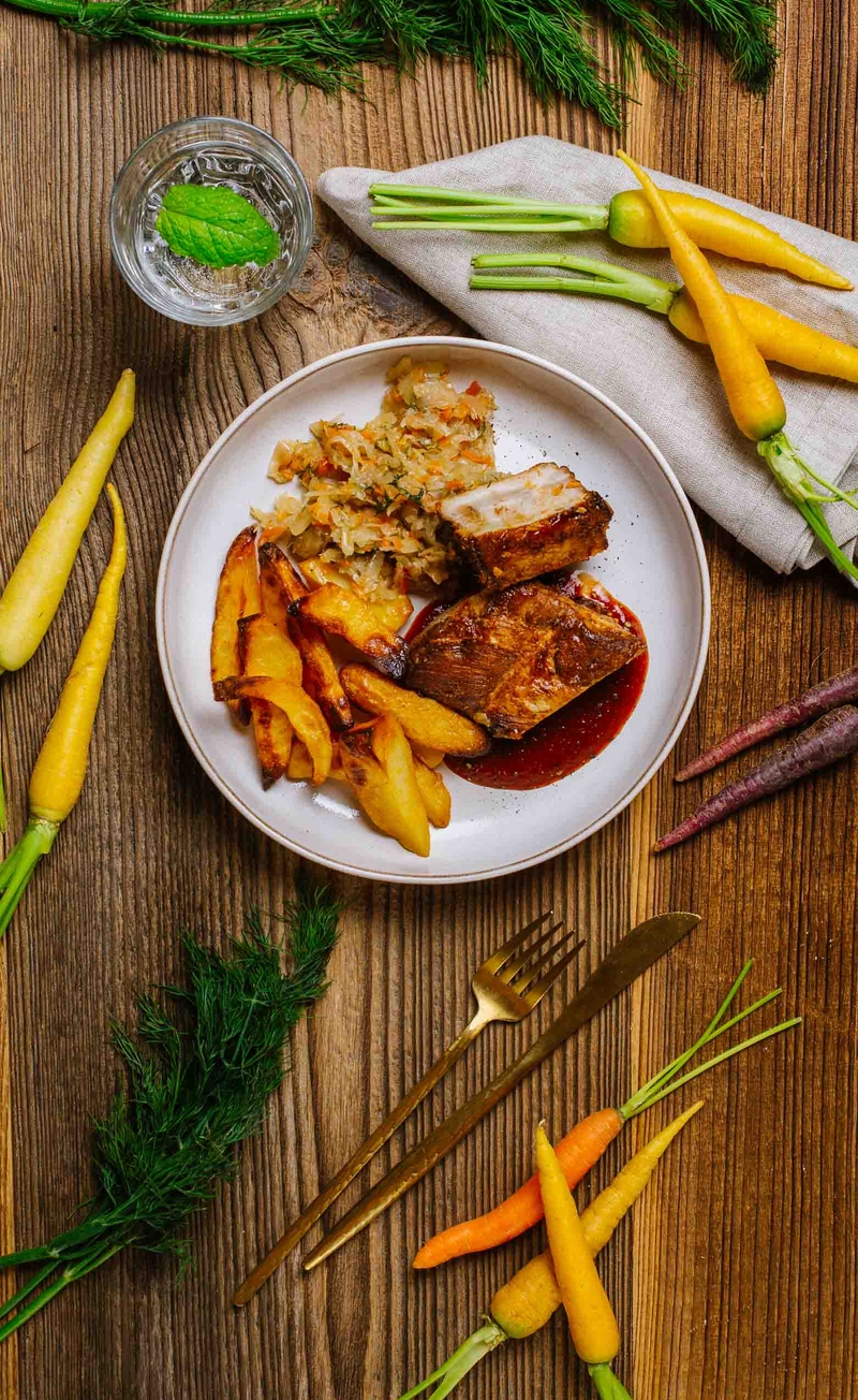 Żeberka w sosie BBQ, pieczone łódeczki ziemniaczane, duszona kapusta