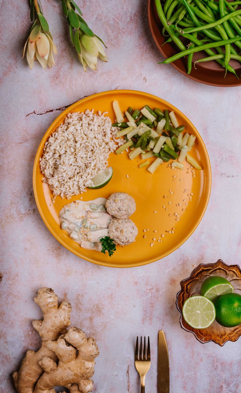 Drobiowe pulpeciki w sosie curry z edamame i imbirem, ryż brązowy z limonką, fasolka szparagowa