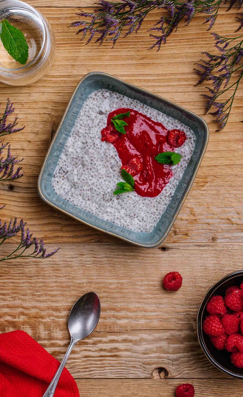 Keto pudding chia z masłem orzechowym i musem z malin