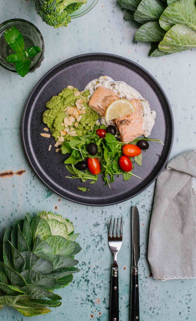 Łosoś w keto sosie śmietanowym z kaparami i zielonym pieprzem, puree z brokuła z migdałami, rukola z pomidorkami i oliwkami czarnymi