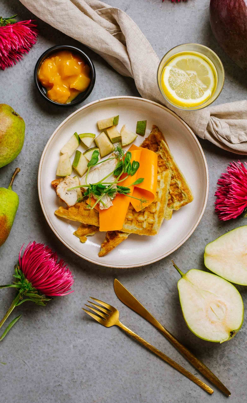 Gofry bazyliowe z plastrami indyka, serem mimolette i słodko-ostrym chutney z mango, gruszka