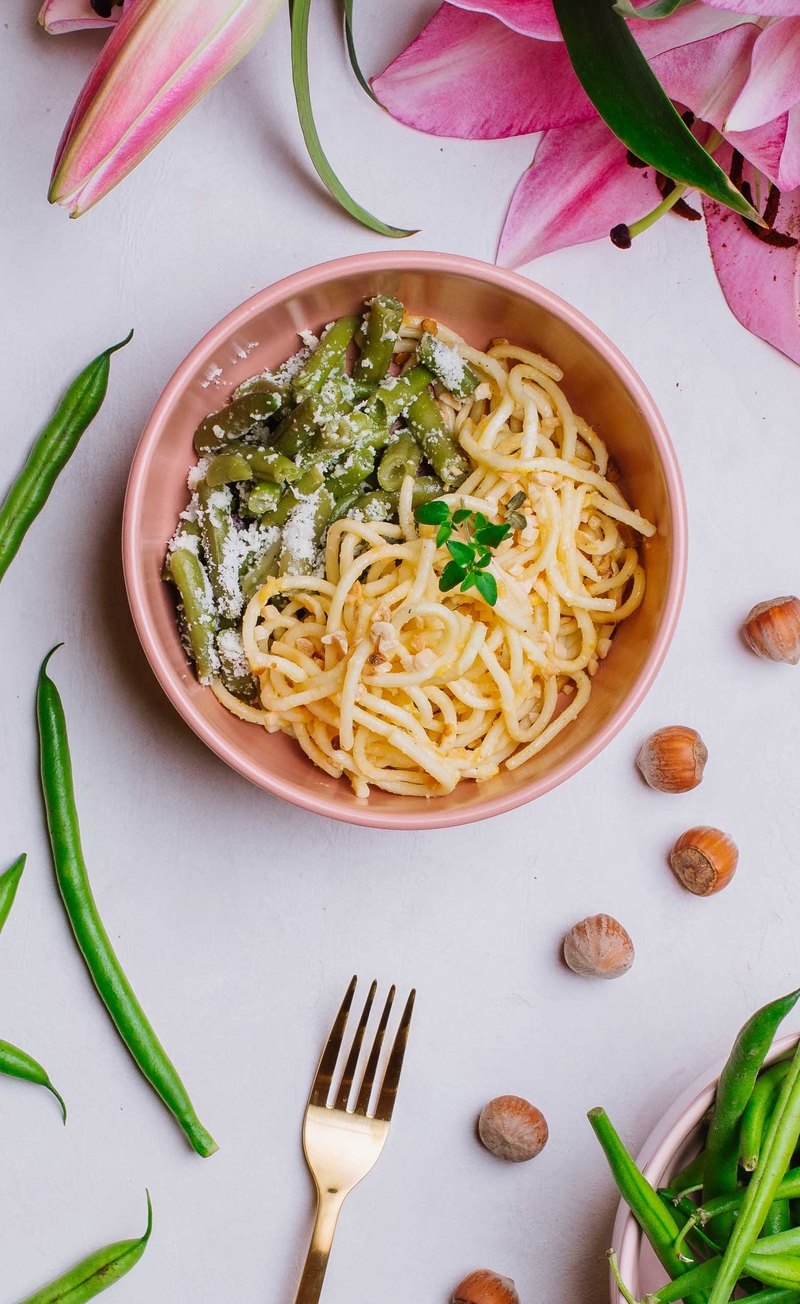 Świeży makaron w dyniowym alfredo z marynowanymi orzechami laskowymi, pieczona fasolka szparagowa z parmezanem