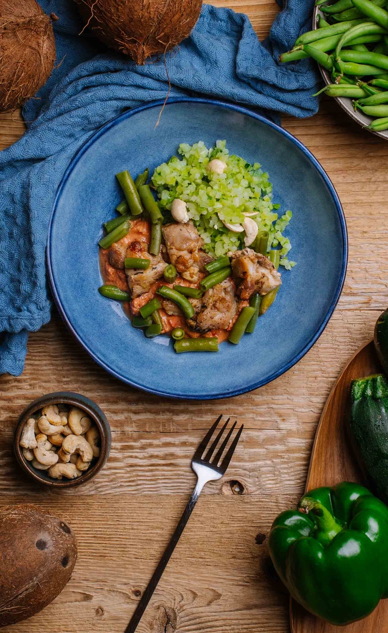 Keto dahl na mleku kokosowym z udkiem z kurczaka, fasolką szparagową i papryką, brokułowy ryż z nerkowcami