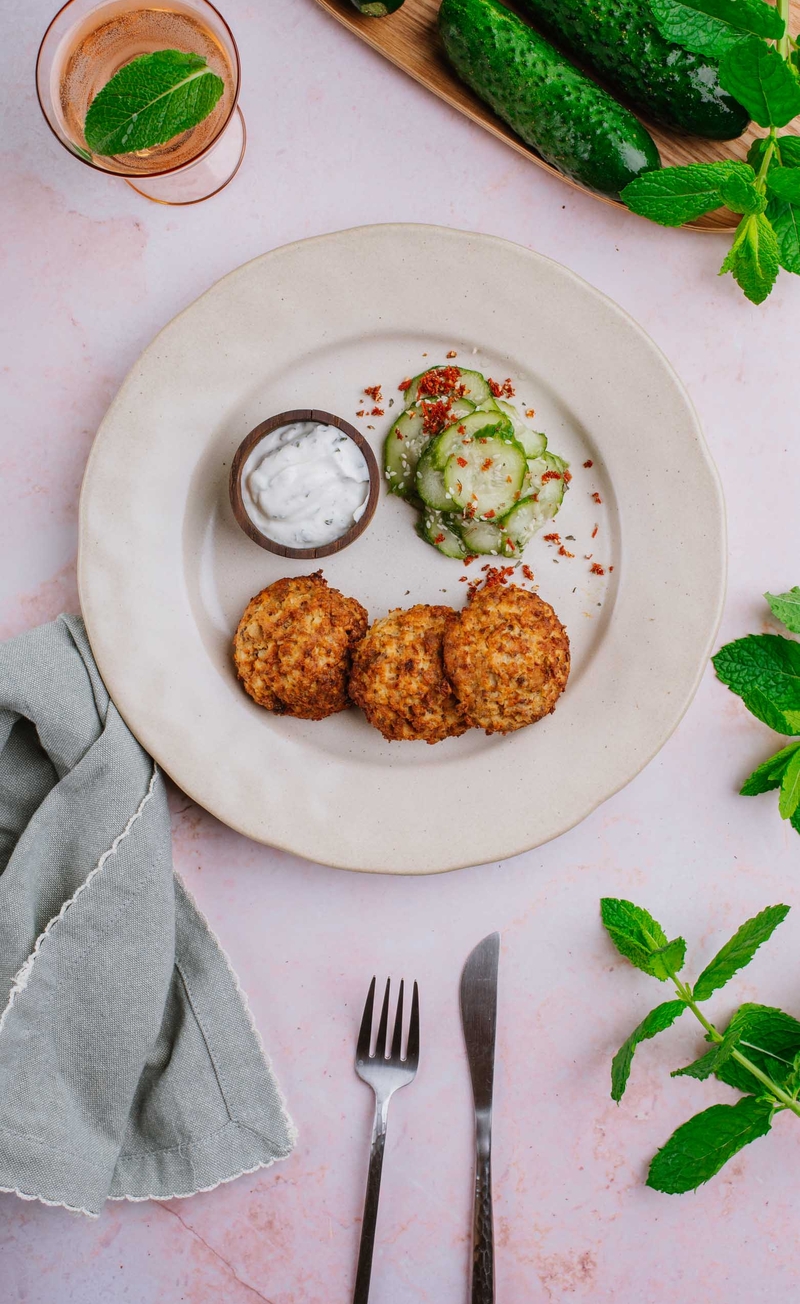 Pieczone kotleciki z kalafiora i sera halloumi, dip jogurtowo-miętowy, sałatka z ogórkiem i sezamem