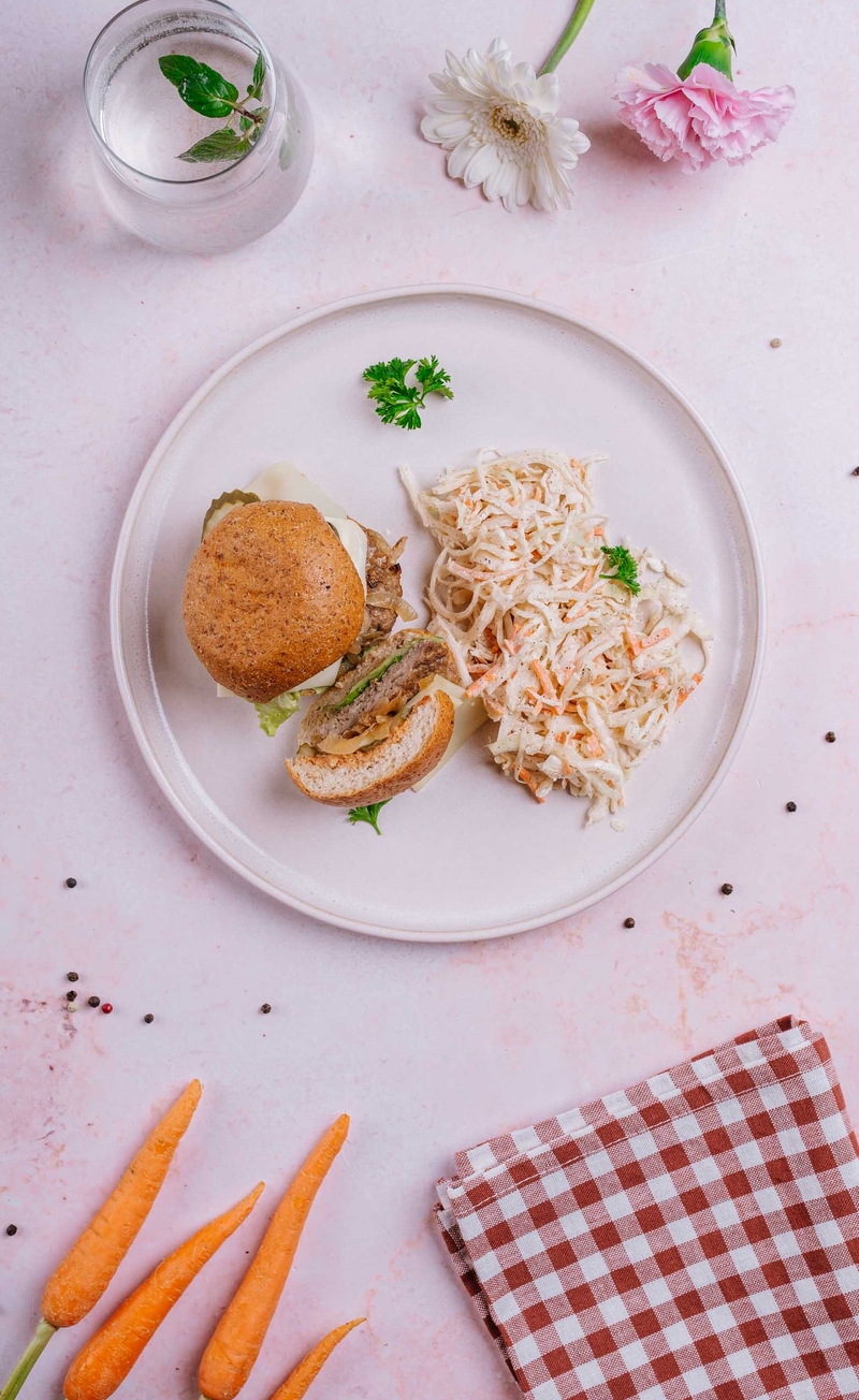 Cheeseburger wieprzowo-wołowy w grahamce, colesław bez cukru