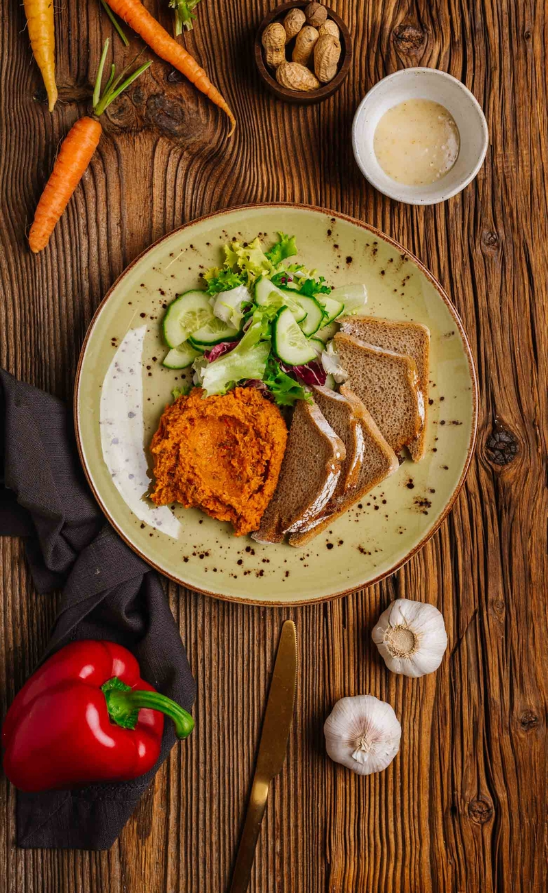 Pasta z pieczonych warzyw i masła orzechowego, chleb żytni, mix sałat z ogórkiem