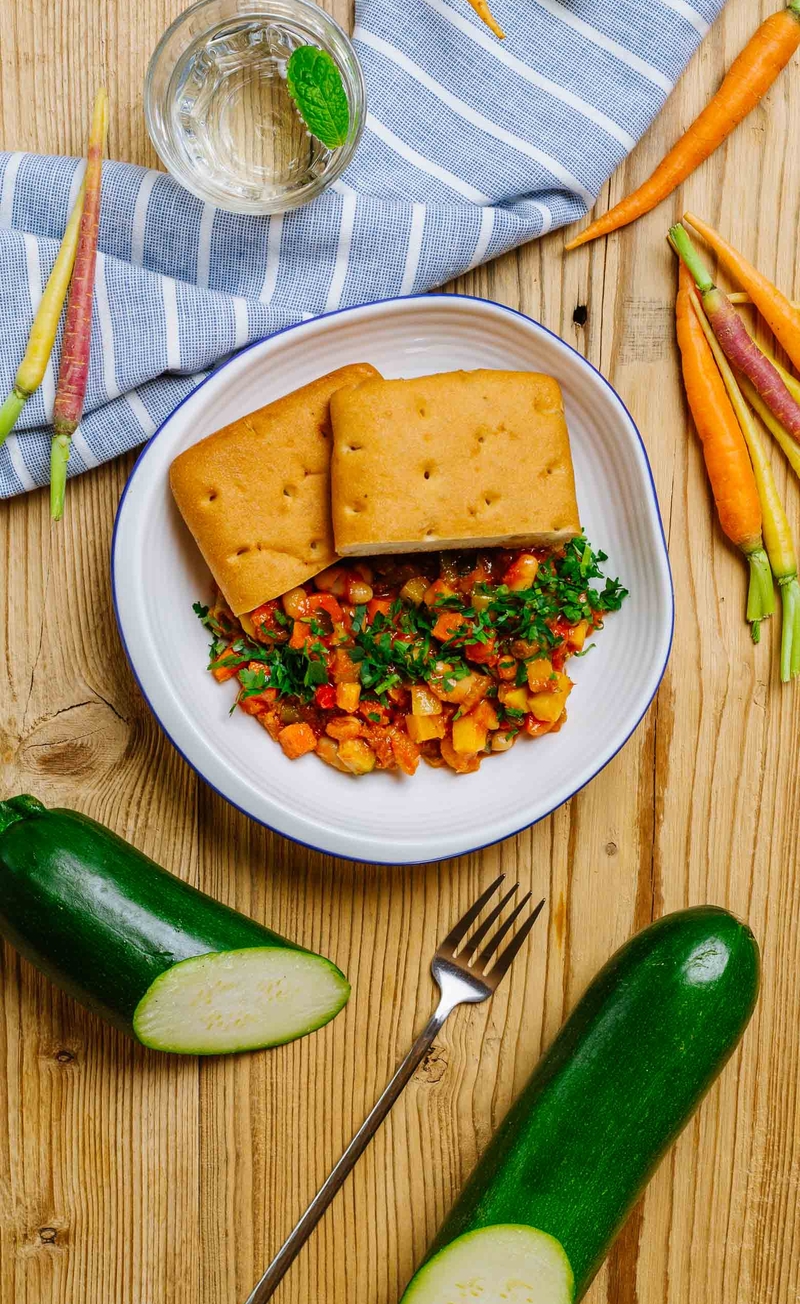 Toskański gulasz warzywny, bezglutenowa focaccia