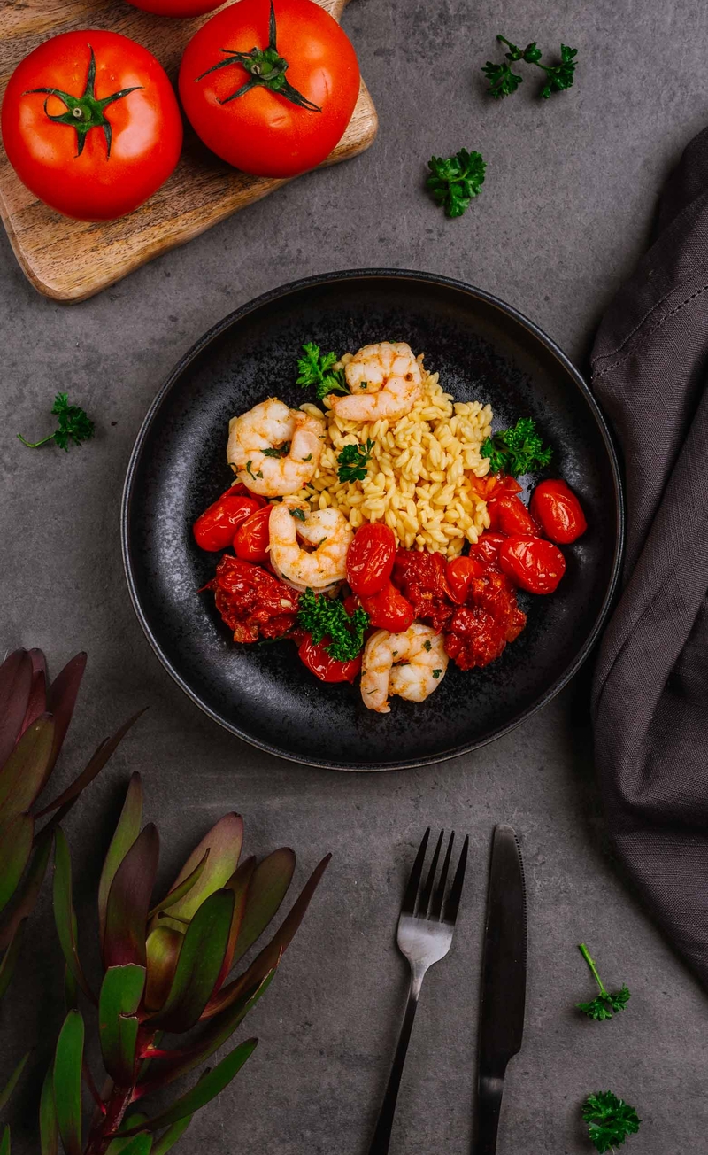 Krewetki w sosie z chorizo i pieczonymi pomidorkami, makaron orzo