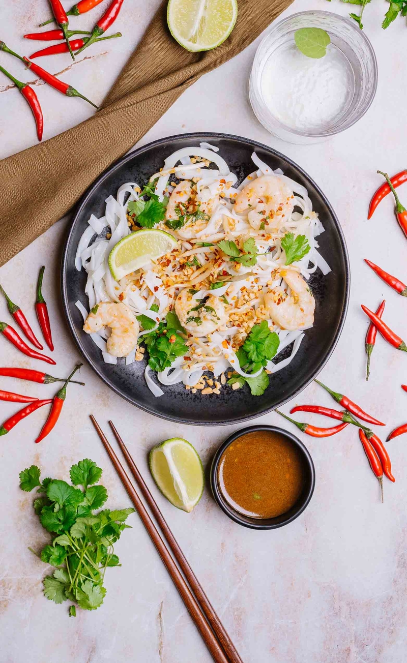 NTFY.Pad Thai z krewetkami tygrysimi, orzeszkami ziemnymi, kolendrą i płatkami chili
