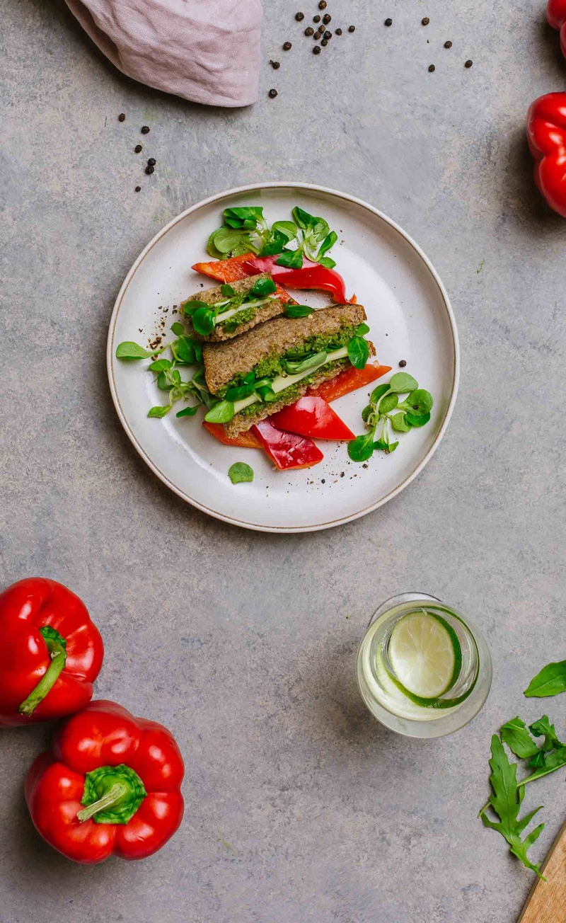 Kanapka razowa z pesto z rukoli i pestek dyni, roszponką i serem edamskim, papryka