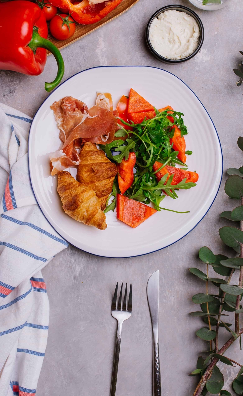Croissant z dipem mascarpone i prosciutto crudo, mix sałat z papryką
