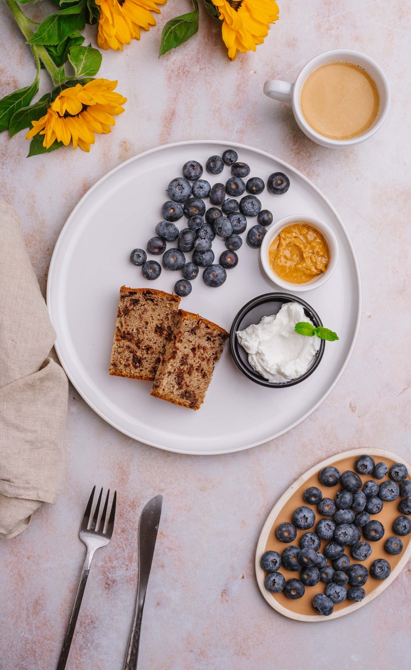 Chlebek proteinowy, krem orzechowy, jogurt grecki, borówki