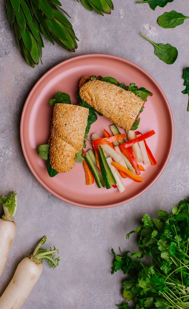 Banh mi z koreańskim grzybowym pate, kolendrą, kiełkami fasoli mung i orzeszkami, słupki białej rzodkwi, ogórka i papryki