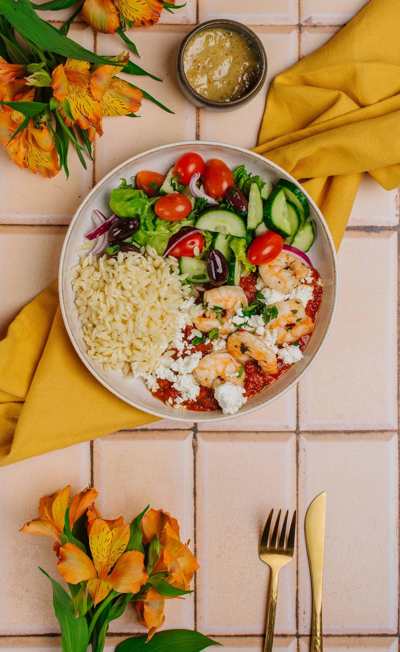 Saganaki z krewetkami i serem feta, makaron orzo, sałatka ze świeżymi ziołami