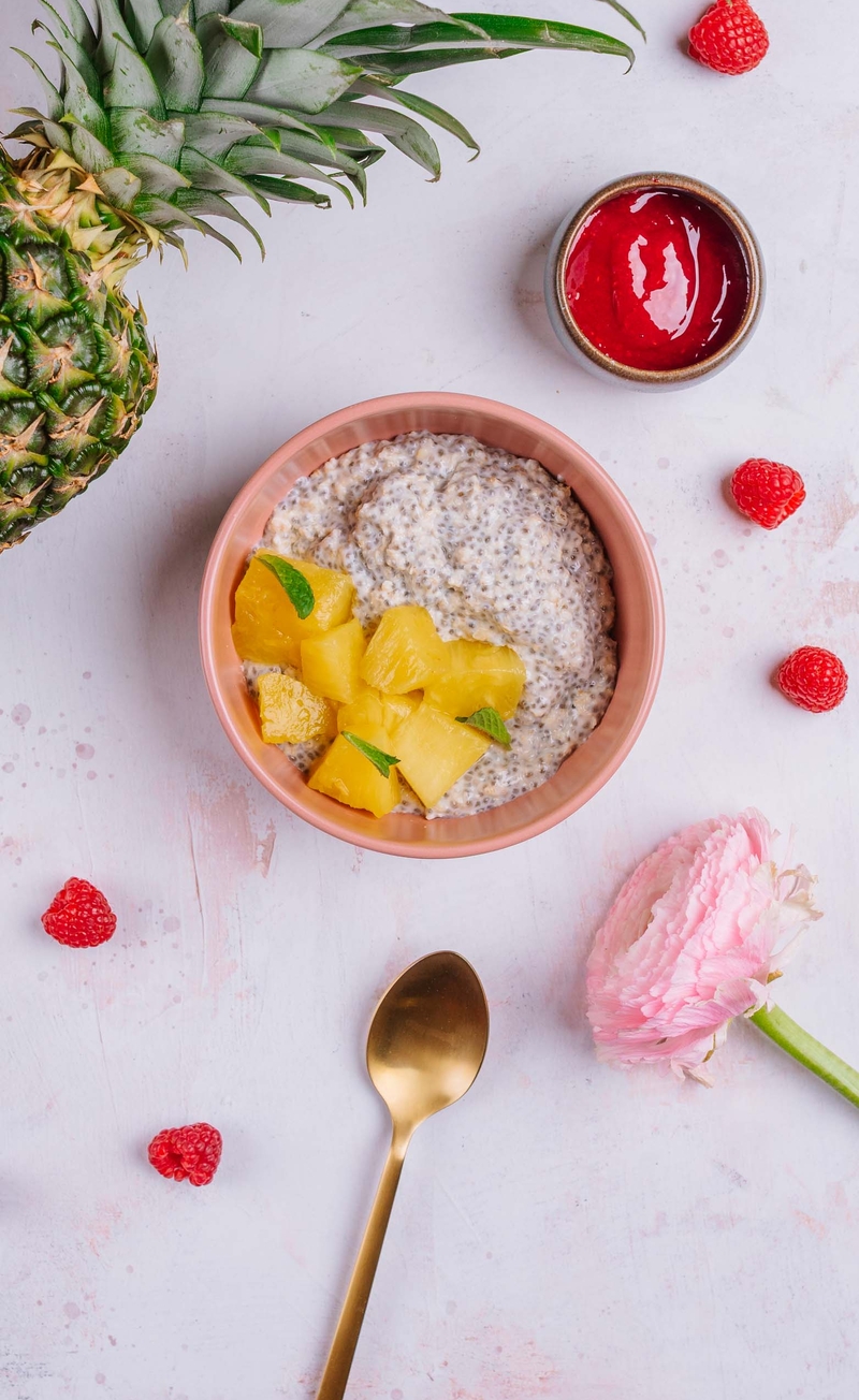 Owsianka z nasionami chia, mus malinowy, ananas