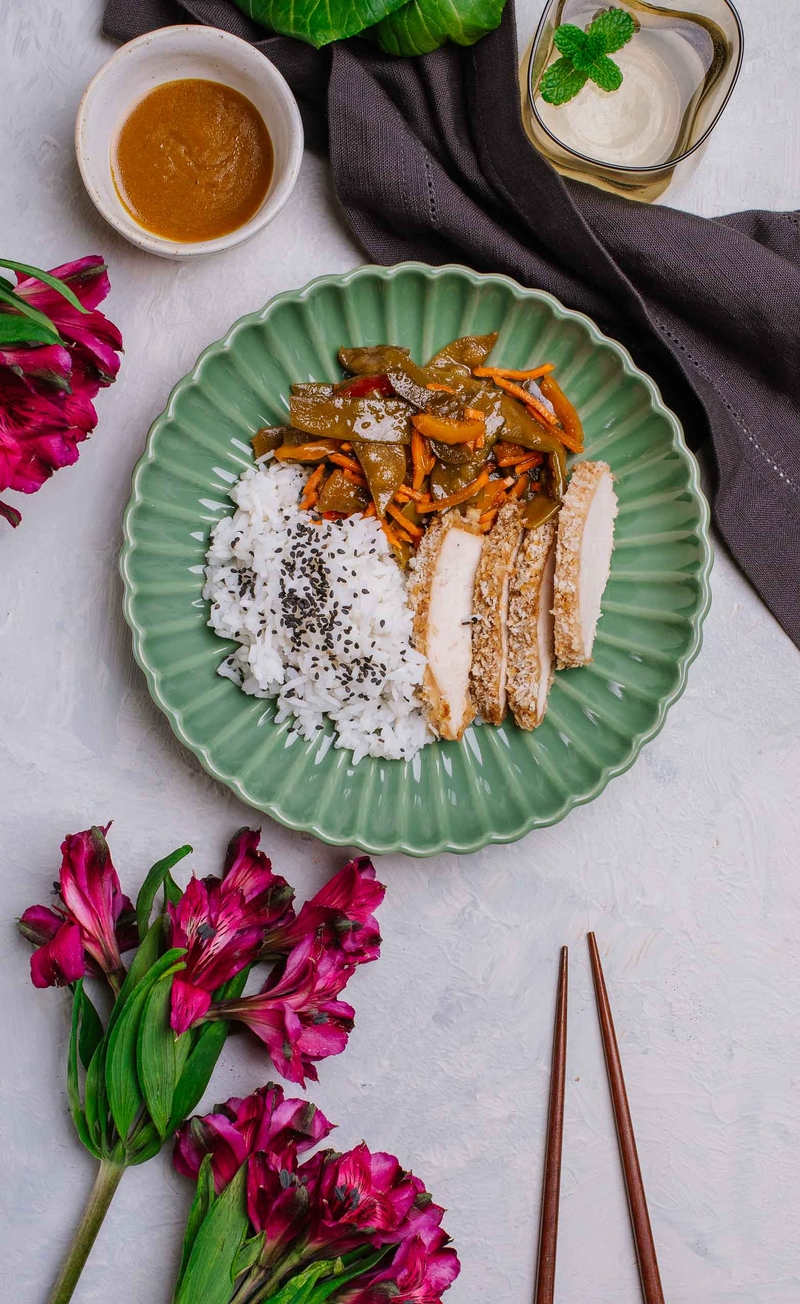 Kurczak w panko w sosie z tamaryndowcem i sosem ostrygowym, ryż jaśminowy z czarnym sezamem, chrupiący warzywny stir fry