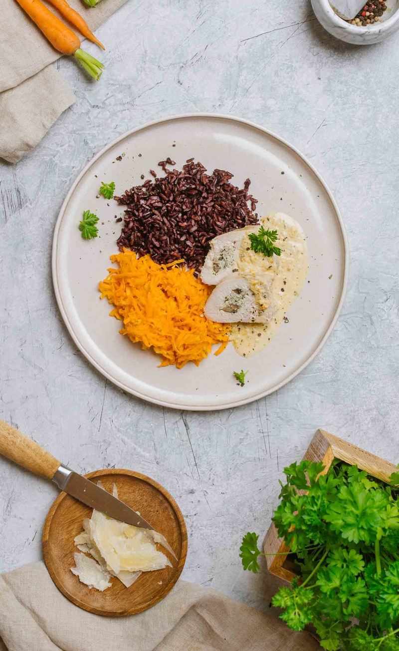 Roladka z indyka z pieczarkami, pietruszkowym pesto i parmezanem, sos śmietanowy, czarny ryż, surówka marchewkowa