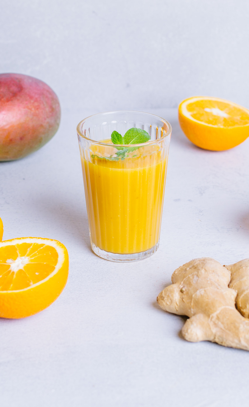 Smoothie: pomarańcza, banan, mango, imbir