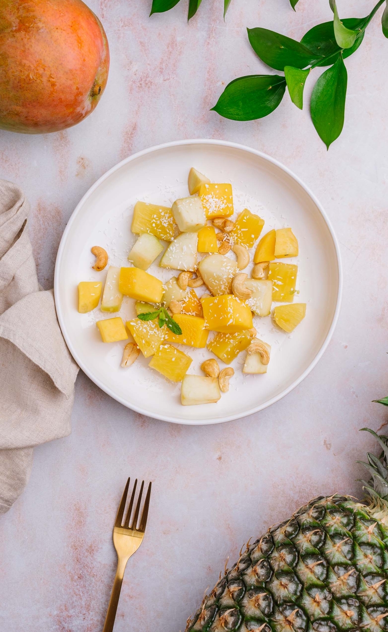 Sałatka owocowa: mango, ananas, jabłko, wiórki kokosa, orzechy nerkowca