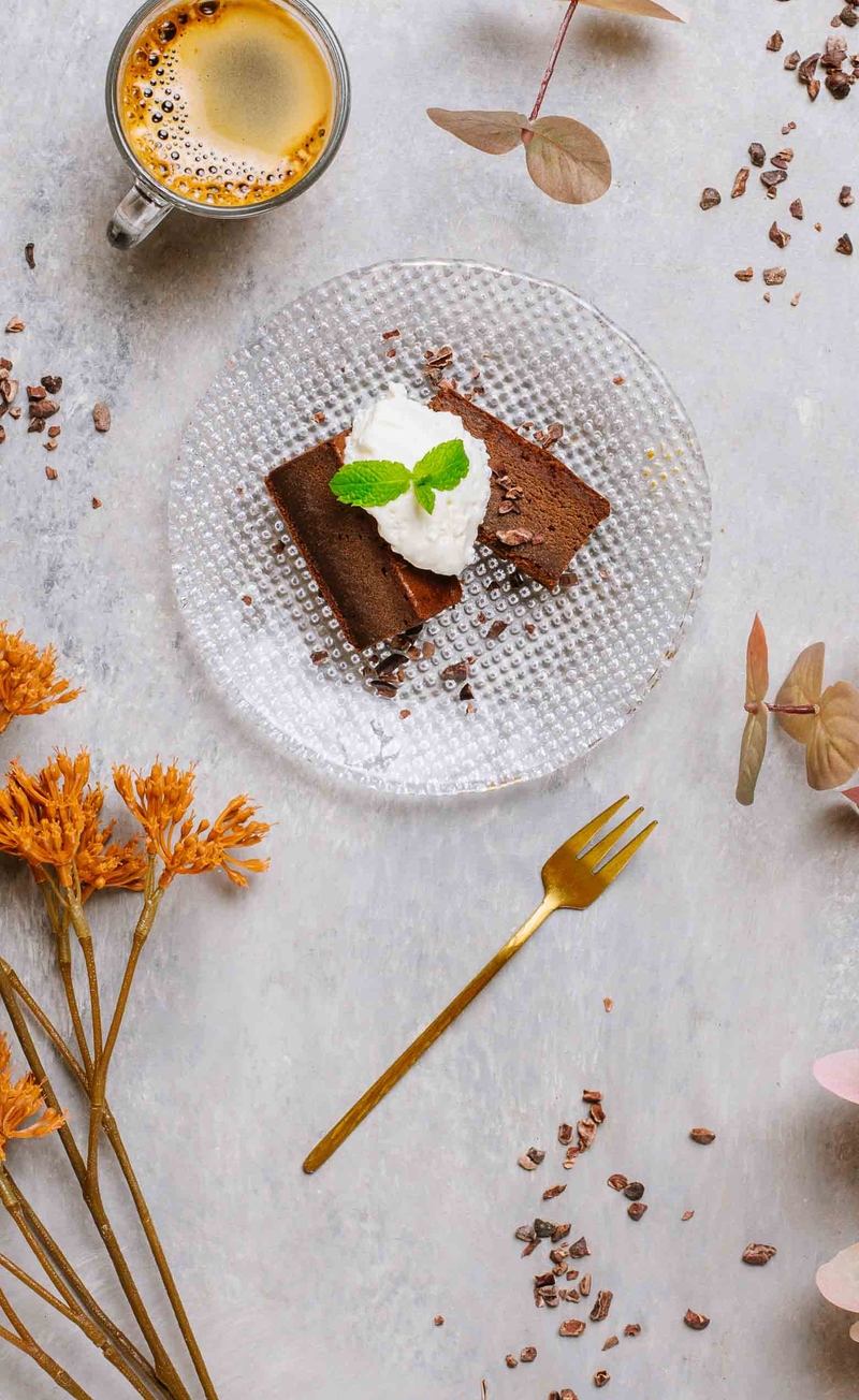 Mocno czekoladowe brownie z bitą śmietaną