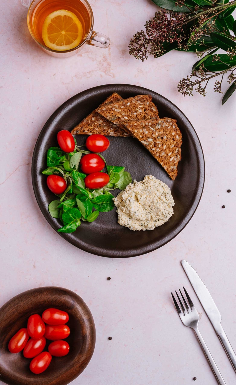 Pasta jajeczna z chrzanem i koperkiem, chleb witalny, pomidorki
