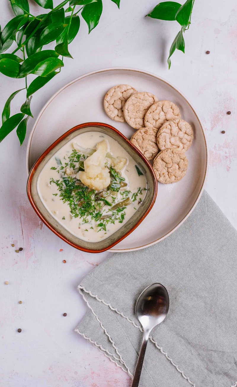 Zupa jarzynowa z kalafiorem, wafle z brązowego ryżu