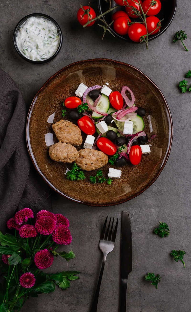 Wieprzowe souvlaki, sałata grecka, sos tzatziki