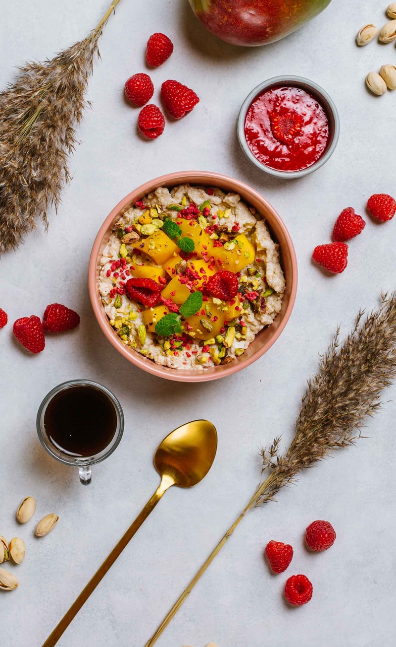Owsianka z mascarpone i pistacjami, sos malinowy, mango