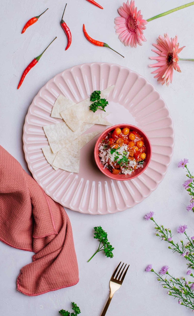 Pikantny gulasz z chorizo, cieciorką i serem Manchego, chlebek lawasz