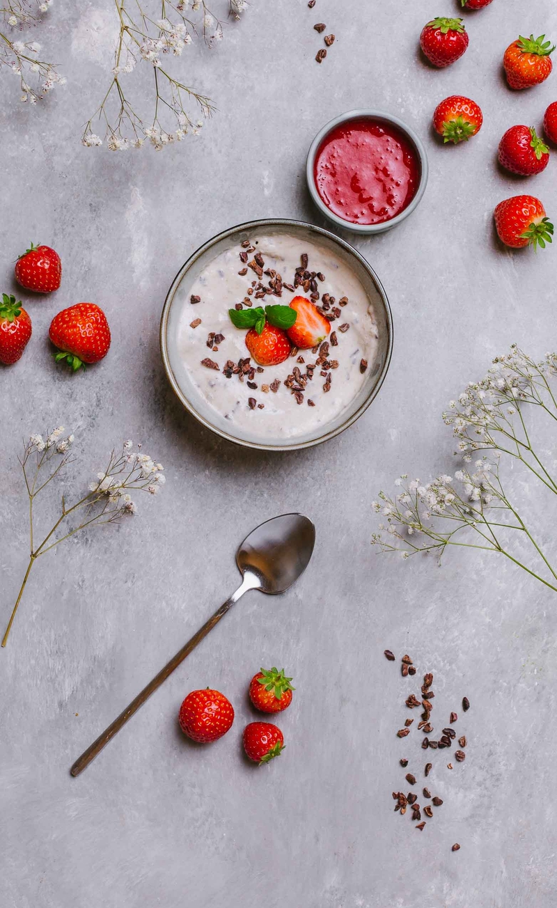 Bananowy jogurt straciatella z sosem truskawkowym