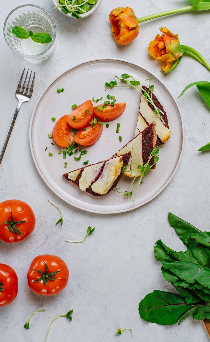 BEAUTY_Kanapka na chlebie pełnoziarnistym z grillowanym serem Halloumi, pesto z botwinki i mikrolistkami słonecznika, cząstki pomidora malinowego ze szczypiorkiem