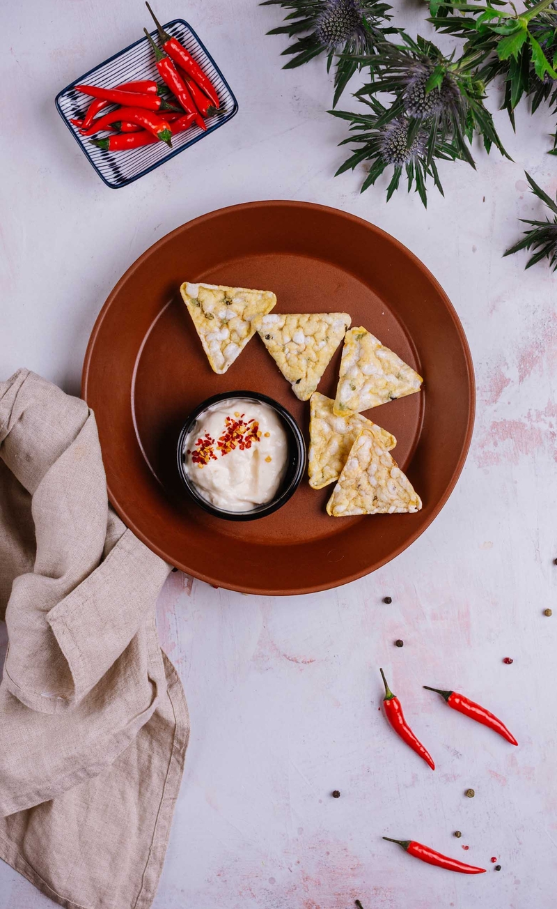 Serowy dip z cheddarem i chilli, piramidki z solą