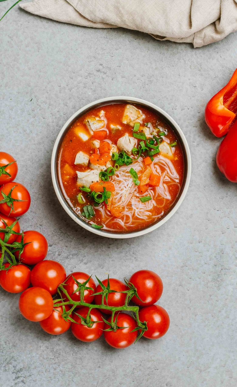 Japońska zupa rybna z dorszem, pastą miso, kolendrą, limonką, chilli i makaronem z fasolki mung