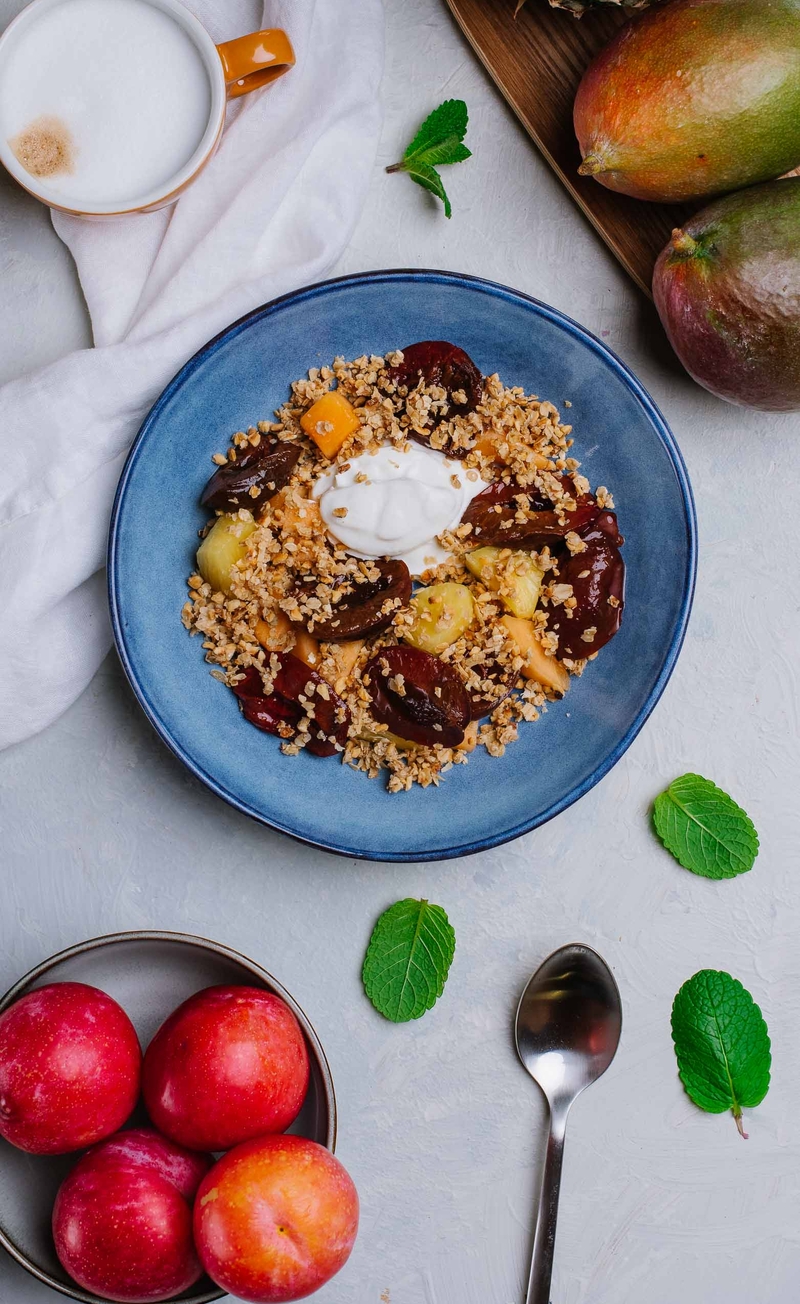 Crumble ze śliwkami i kruszonką z płatków owsianych i orzechów laskowych, jogurt grecki, ananas, melon