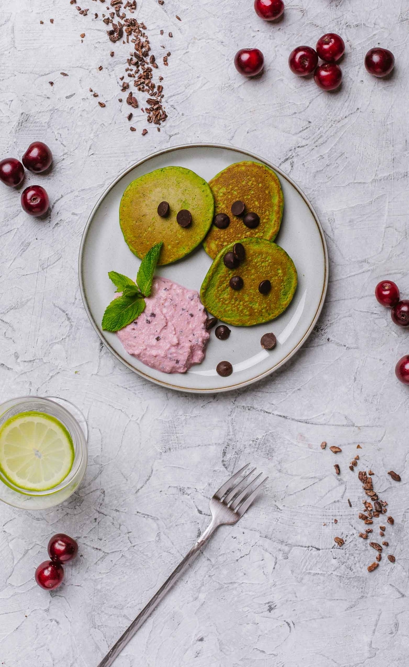 Szpinakowe pancakes, mus wiśniowy z czekoladą i serkiem