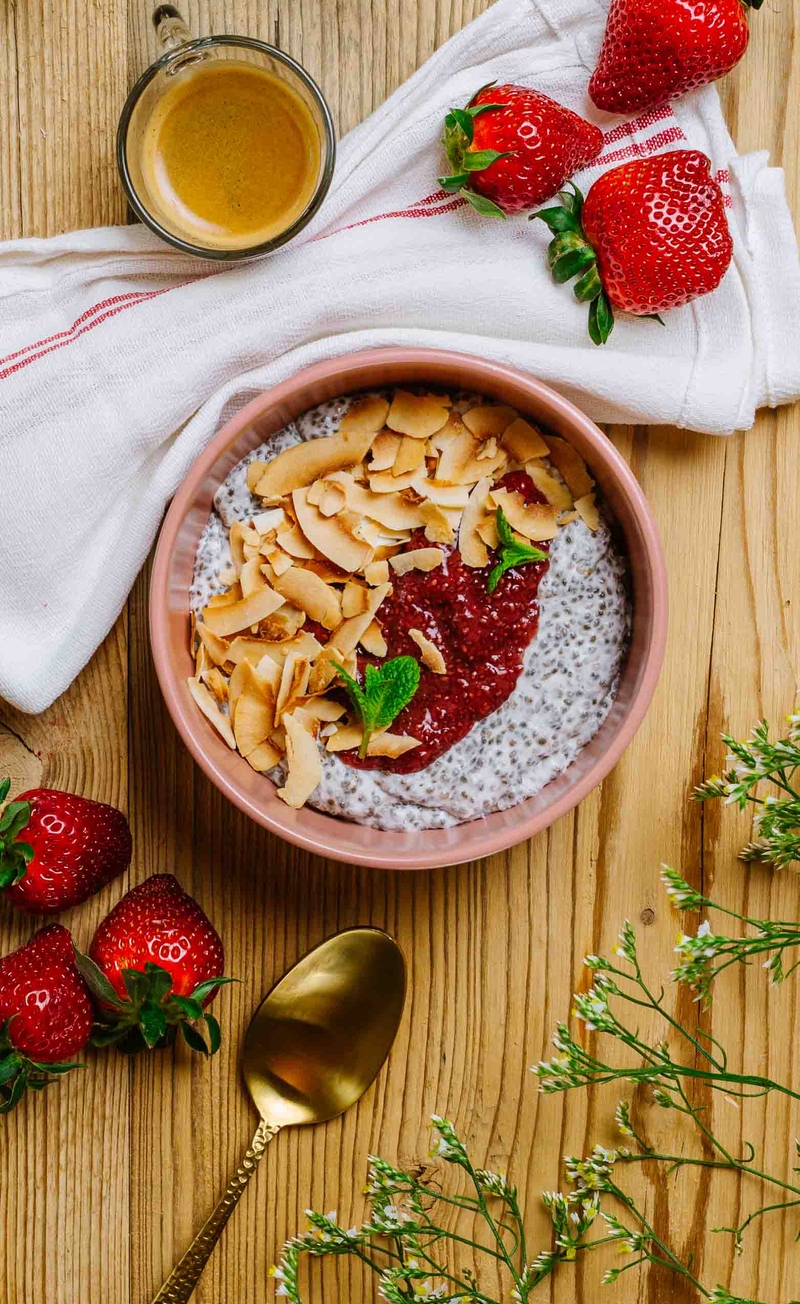 Keto pudding raffaello z plastrami kokosa, mus truskawkowy