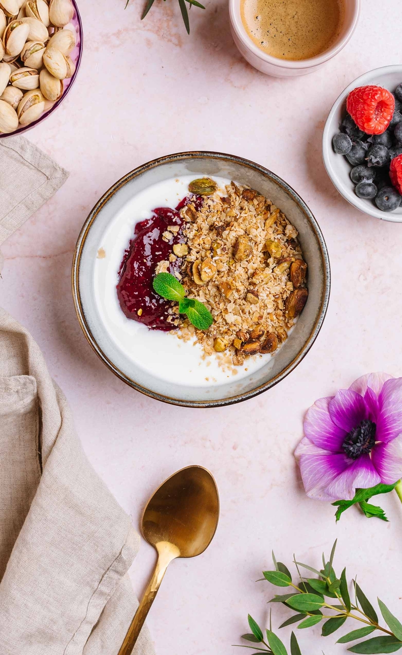 Granola pistacjowa, jogurt naturalny, mus z owoców leśnych
