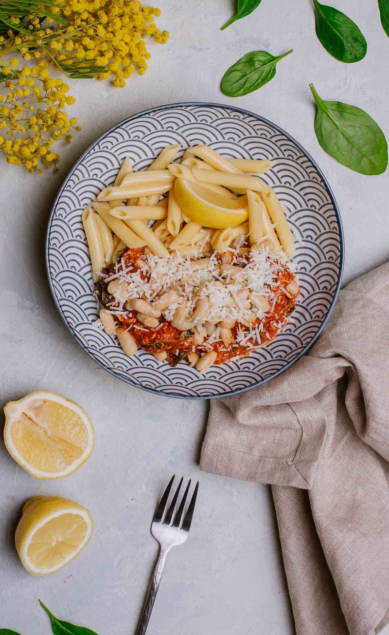 Biała fasolka we włoskim sosie szpinakowym z parmezanem i cytryną, makaron penne