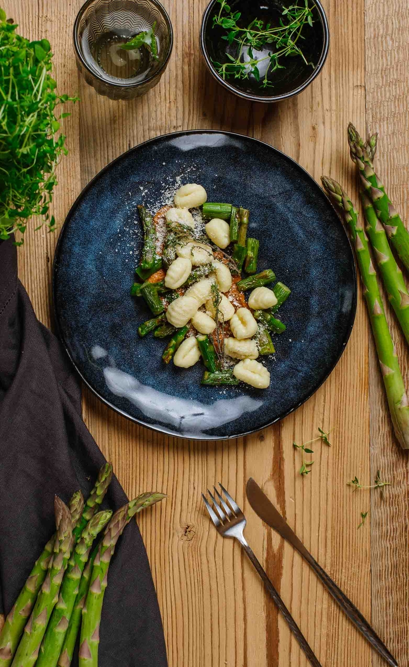 Gnocchi alla Trapanese ze świeżym tymiankiem, zielone szparagi pieczone w maślanej emulsji