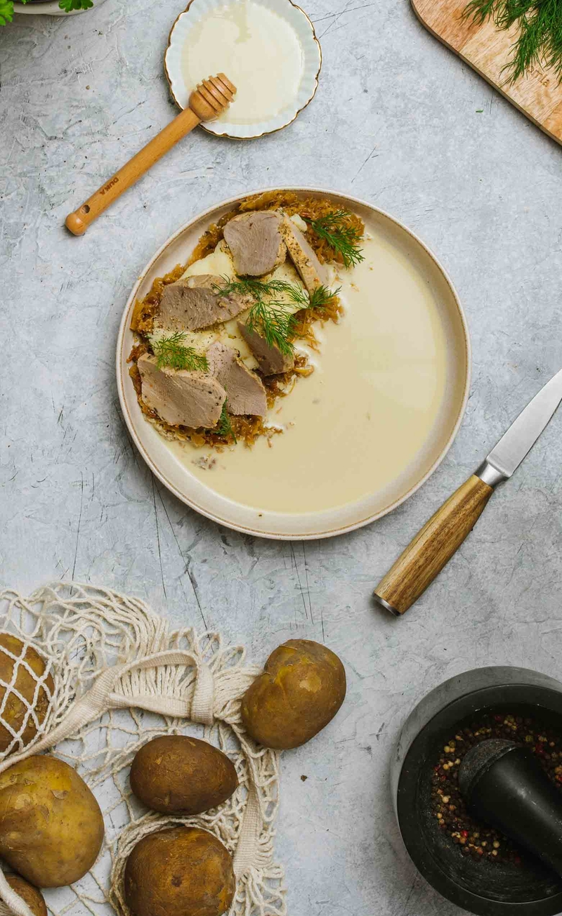 Polędwiczka wieprzowa w sosie miodowo-musztardowym, puree ziemniaczane, kapusta zasmażana z pomidorami