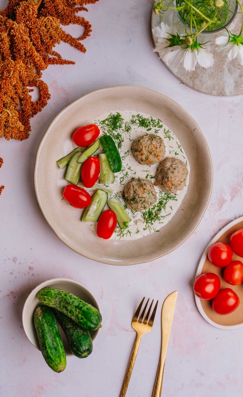 Keto gołąbki bez zawijania, śmietankowy sos z koperkiem, ogórek małosolny, pomidorki