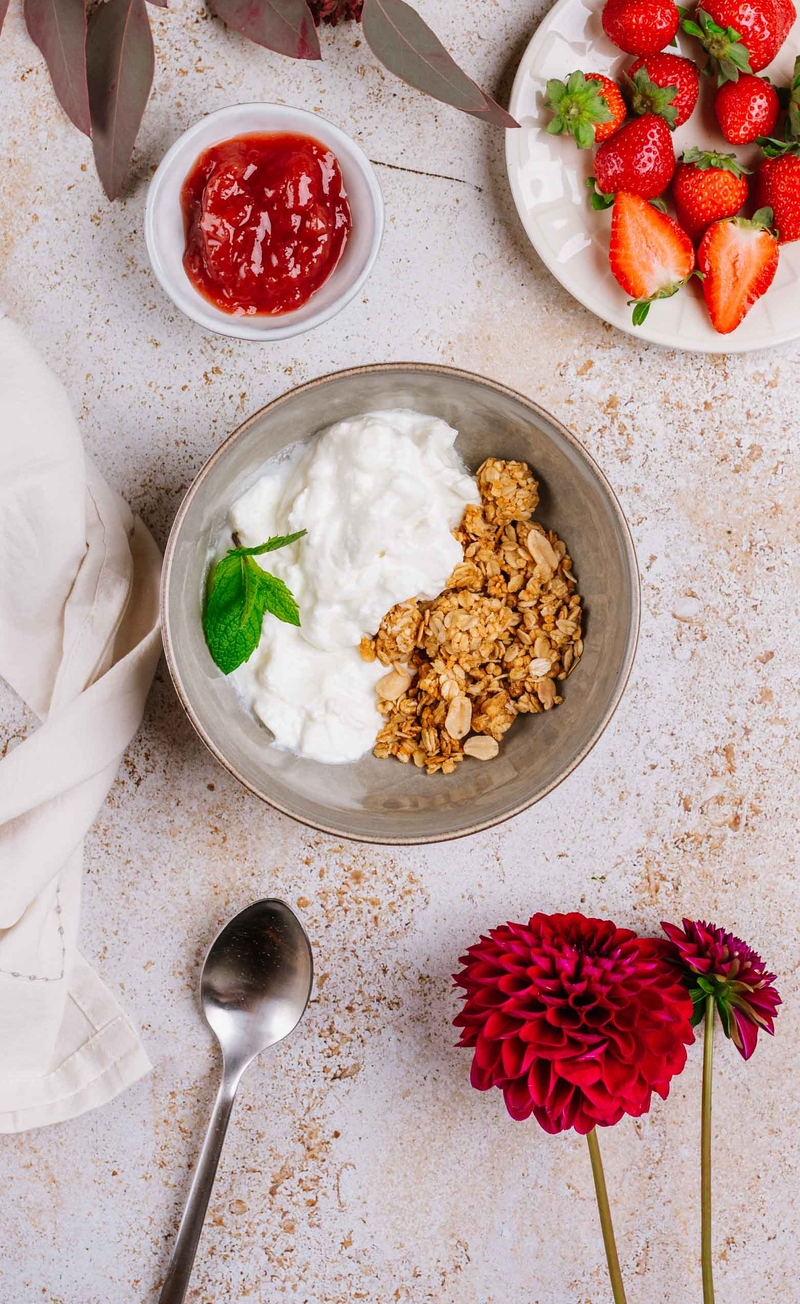 Granola z orzeszkami ziemnymi, jogurt grecki, konfitura truskawkowa bez cukru