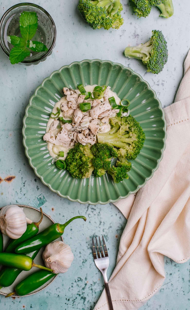 Kurczak w keto sosie serowym z jalapeno, dymką i selerem naciowym, brokuł z czosnkiem